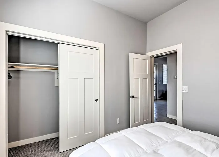 Holiday home 7 Mi To Dtwn Phoenix: Group-friendly Getaway *