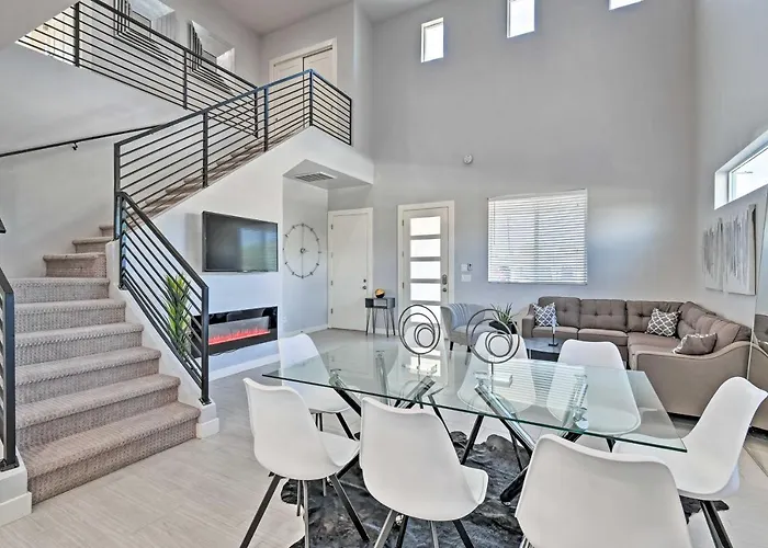 Holiday home 7 Mi To Dtwn Phoenix: Group-friendly Getaway *