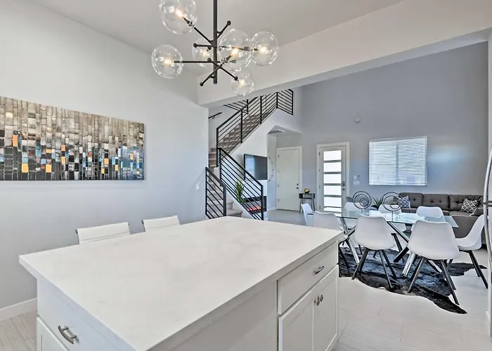 Holiday home 7 Mi To Dtwn Phoenix: Group-friendly Getaway